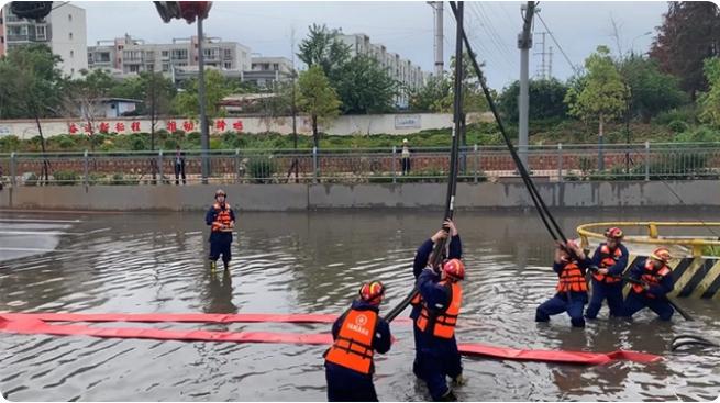 麒麟?yún)^(qū)遭暴雨突襲|部分道路積水嚴(yán)重，消防緊急排澇解憂