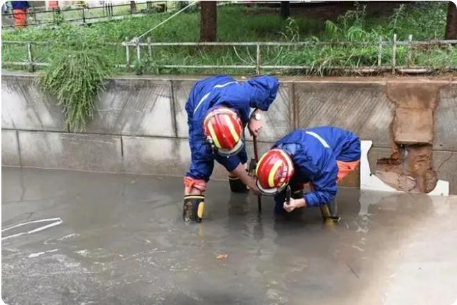 麒麟?yún)^(qū)遭暴雨突襲|部分道路積水嚴(yán)重，消防緊急排澇解憂